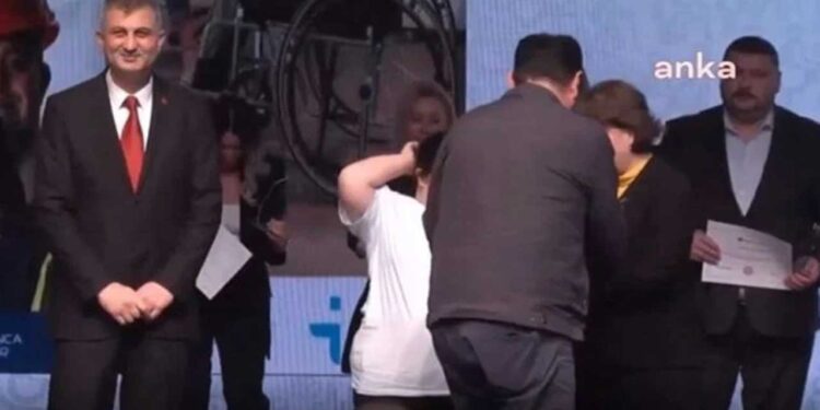 Bahçeli’nin hedef aldığı BİM’e AKP plaket verdi