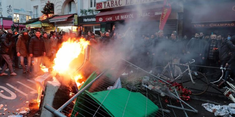 Paris Emniyet Müdürü’nden açıklama: Eylemciler kışkırtıldı