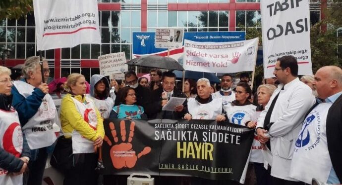 İzmir’de doktora şiddet protesto edildi