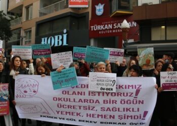 İzmir’den seslendiler: Savaşlara değil, çocuklara bütçe ayrılsın