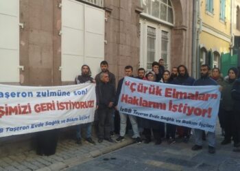 İşten atılan işçiler belediye önünde buluştu