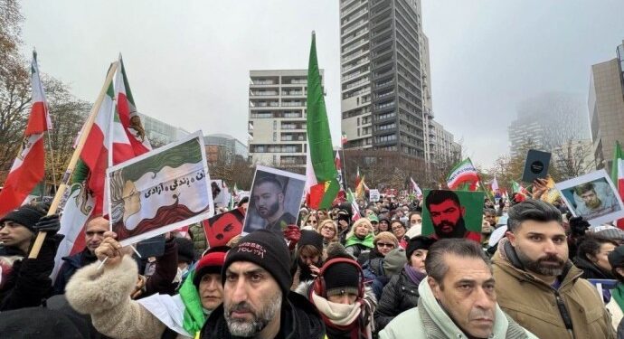Molla rejimine isyan büyüyor: Halk rejime ait okulları ateşe verdi