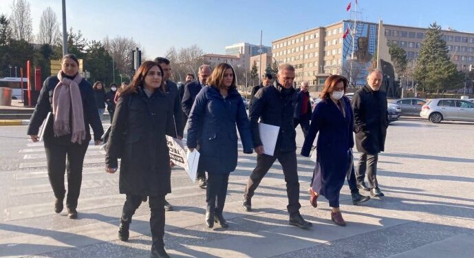 HDP’li vekiller tecride karşı Adalet Bakanlığı’na yürüdü: Oturma eylemi yapılacak