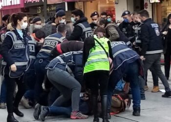 Polisini darp ettiği hak savunucularına polis tanıklığıyla ceza