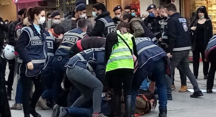 Polisini darp ettiği hak savunucularına polis tanıklığıyla ceza