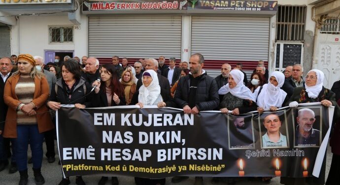 Polis engeline zılgıt ve alkışlarla cevap