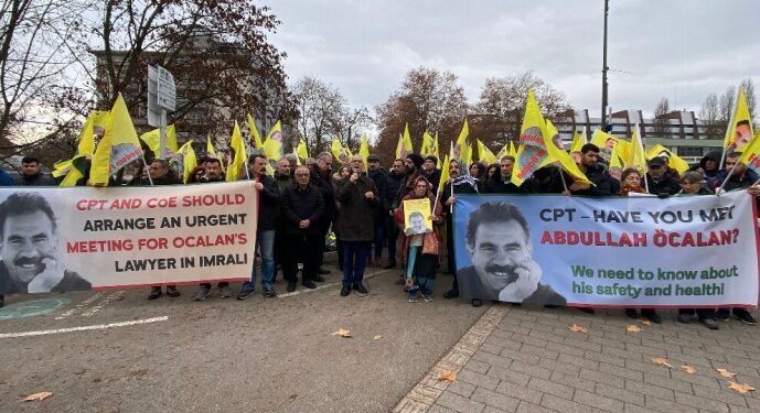 CPT binası önünde tecrit protestosu