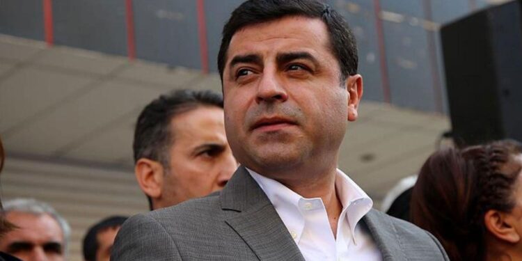 Demirtaş: Halkın yararı için fedakarlık yapmakla görevliyiz
