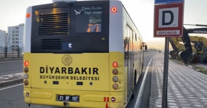 Kadınların kahkahalarından rahatsız olan şoför polis çağırmakla tehdit etti