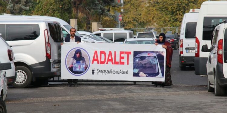 Eylem alanları işgal edilen Şenyaşar ailesi pankartlarını kendileri taşıdı