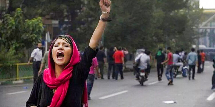 İran rejiminden yeni ‘başörtüsü yaptırımı’: Kadınların banka hesapları kapatılabilecek