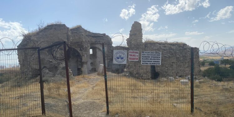 Tarihi kilise yok ediliyor