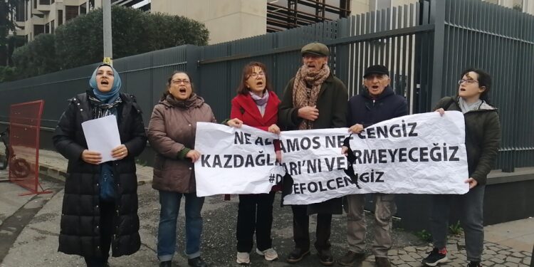 Cengiz Holding önünde açıklama yapan 7 çevreci gözaltına alındı