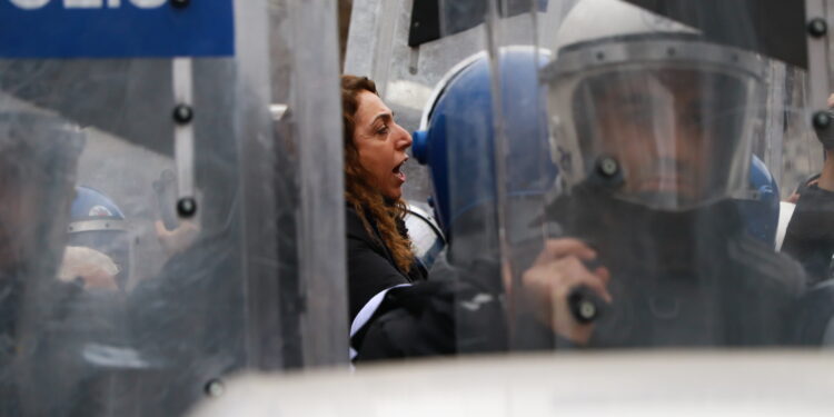 Amed’de tecrid protestosu: İki kişi gözaltına alındı