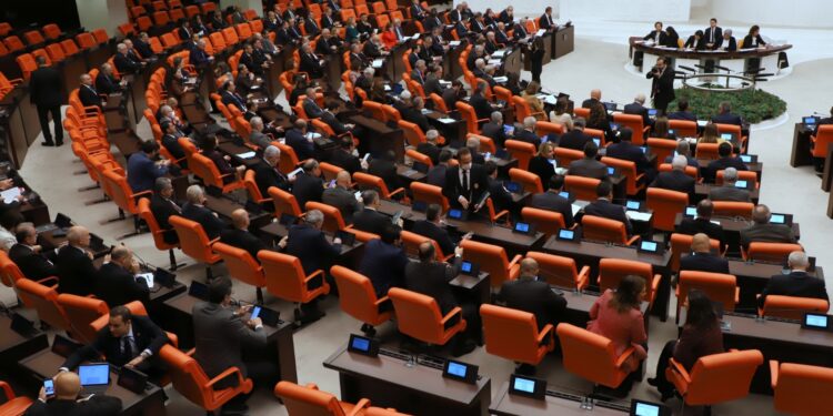 Akar ile HDP’liler arasında kimyasal tartışması: Soruşturulmasına izin vermeyiz