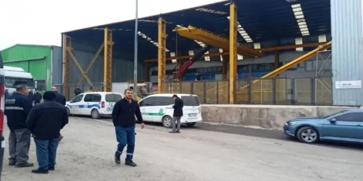 Üzerine vinç devrilen işçi hayatını kaybetti