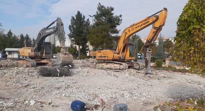 Erdoğan’ın miting alanını genişletmek için binayı yıktılar