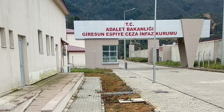 Tutuklulara ağız içi arama dayatılıyor