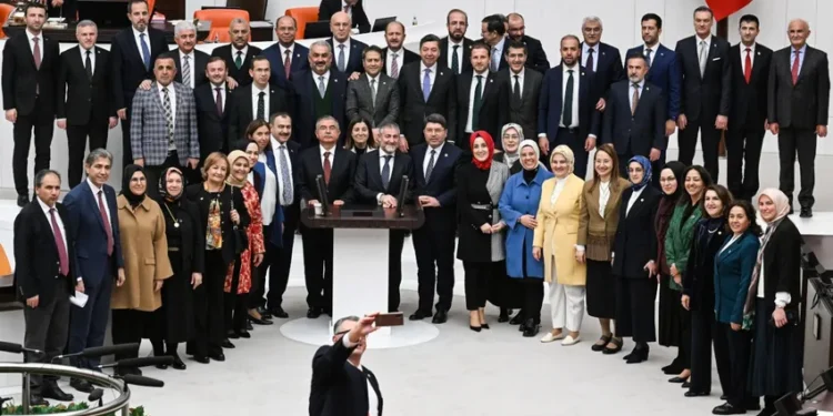 Bütçe görüşmeleri bitti: AKP’liler hatıra fotoğrafı çektirdi