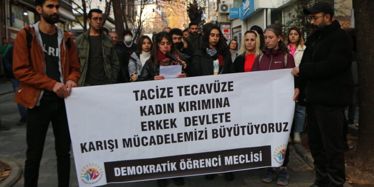 Öğrencinin tacize uğraması protesto edildi