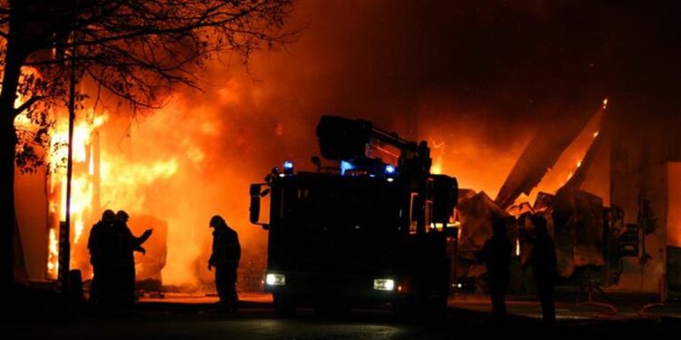 Fransa’da bir apartmanda yangın: 5’i çocuk 10 kişi öldü