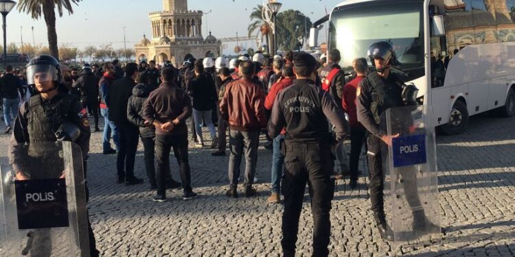 İzmir’de tecrit protestosu: 50 kişi gözaltına alındı