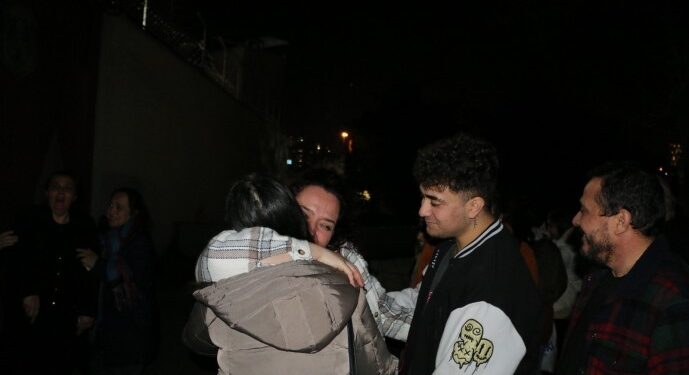 Tahliye edilen 11 siyasetçi cezaevinden çıktı