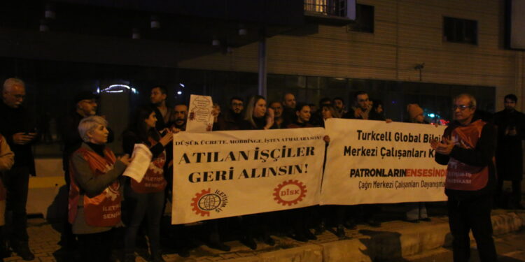 Turkcell önünde protesto: Genç işsizliği kullanarak işçileri sömürdünüz