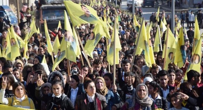 Kobanê’de tecride karşı yürüyüş düzenlendi