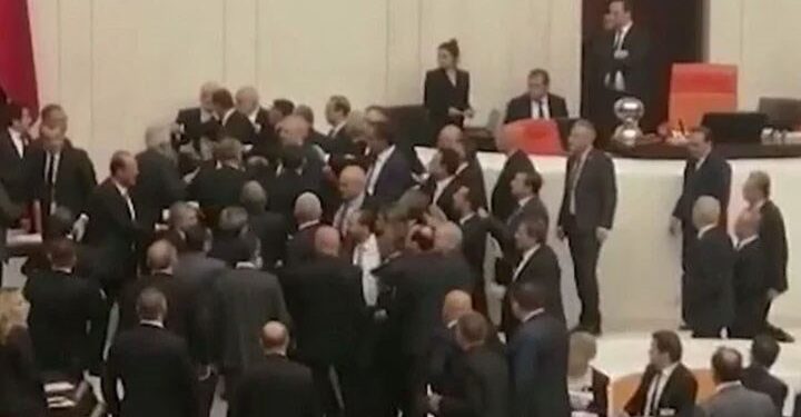 Bütçe görüşmelerinde yaralanan İYİ Partili Örs elektroşok ile hayata döndürüldü