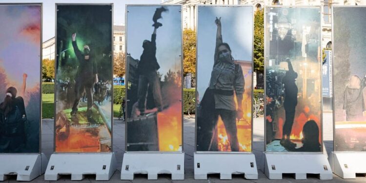 Keşm’de Kasım Süleymani’nin büstü yakıldı