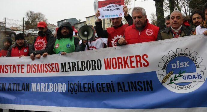 İşten atılan Marlboro işçilerinden Philip Morris önünde eylem