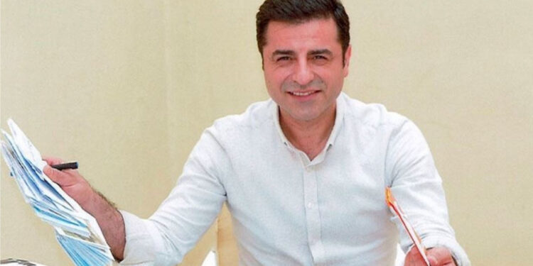 TÜYAP’da şairler ve yazarlardan Demirtaş dayanışması