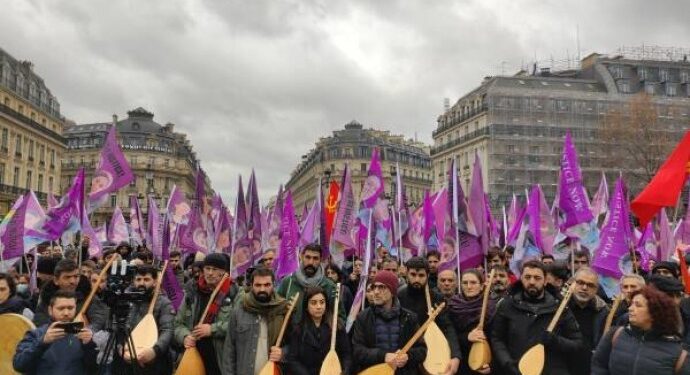 Fransa Adalet Bakanlığı önünde katliam protestosu