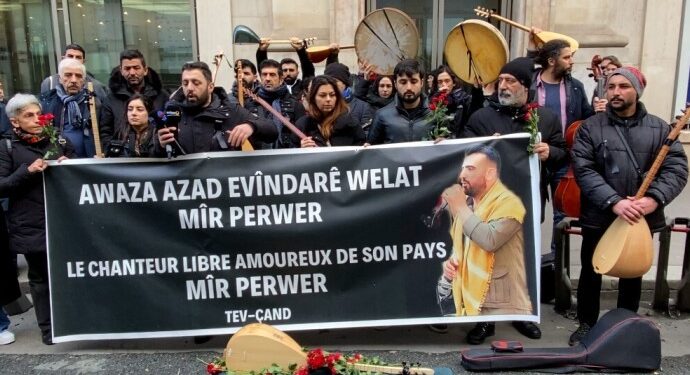 Fransa Kültür Bakanlığı önünde katliam protesto edildi