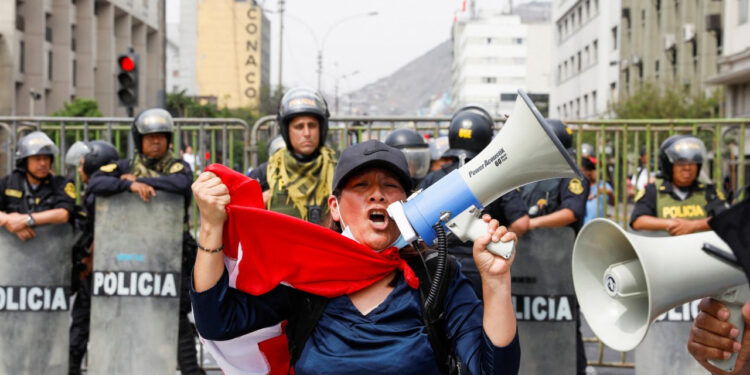 Peru’da Castillo taraftarları sokağa çıktı