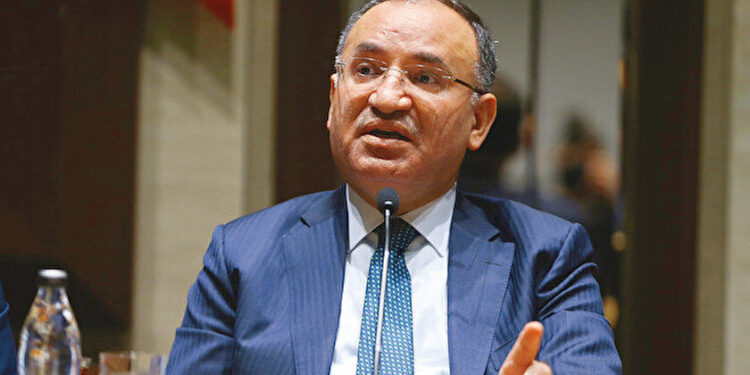 Bozdağ: Başörtüsü teklifi imzaya açıldı