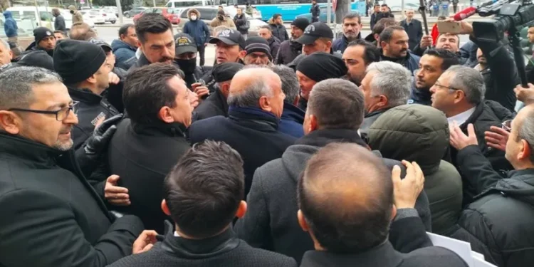 Polis, sendikalı memurlara sert müdahele etti