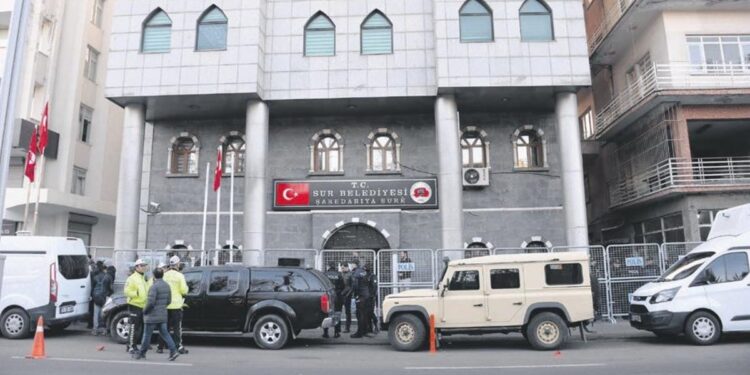 Buluttekin: Muhalefet sessiz kaldığı kayyumla karşı karşıya geldi