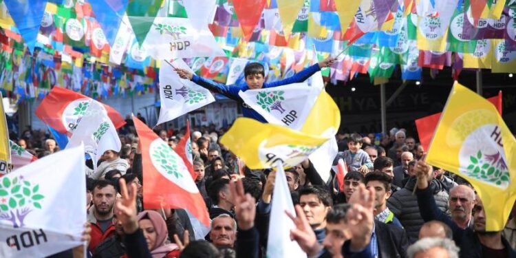 Siyasetçilerden bloke kararına tepki: Seçeneksiz değiliz