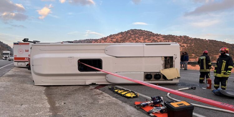 İşçi servisi devrildi: 2 işçi hayatını kaybetti