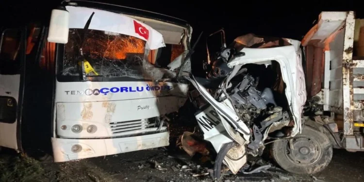 İşçi servisiyle kamyonet çarpıştı: 1 ölü, 20 yaralı
