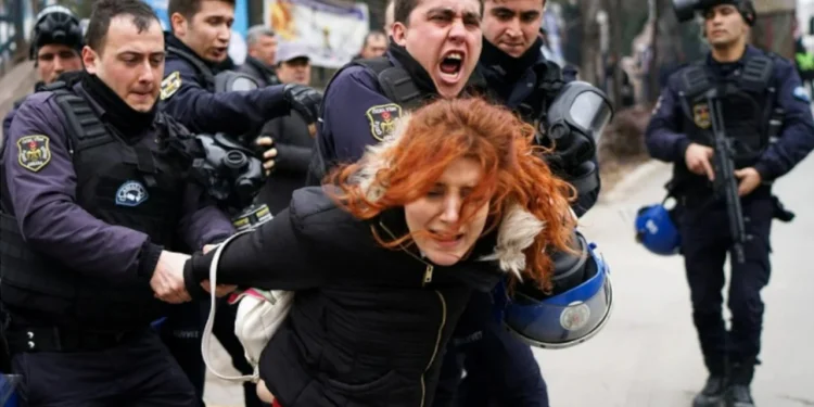 HRW’den Türkiye raporu: Basın, muhalefet, kadınlar baskı altında