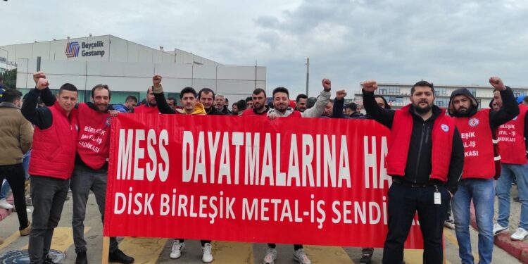Grev öncesi metal işçileri fabrikalarda eylemde