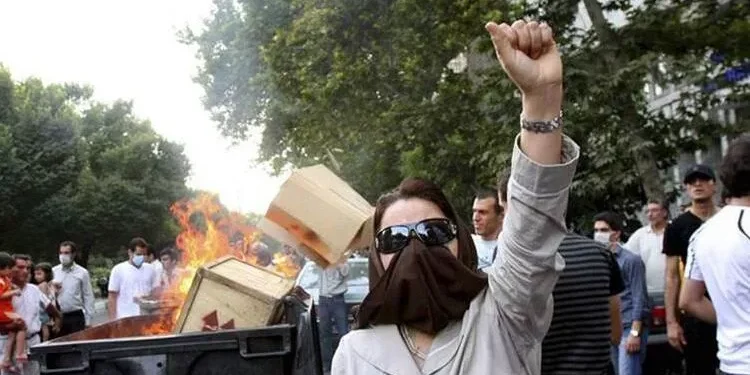 İran’da sanatçılar, öğrenciler ve muhalifler tutuklanıyor