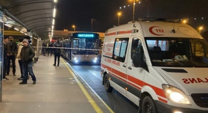 Metrobüs durağında yola düşen yurttaş hayatını kaybetti