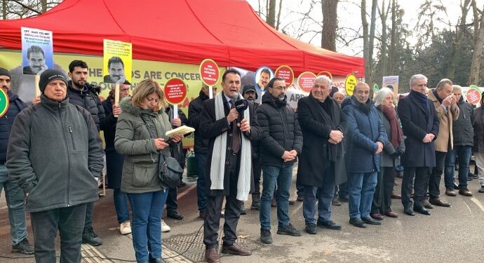 AK önünde tecride karşı eylem