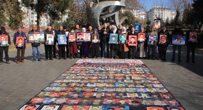 Kayıp yakınları Tanış ve Deniz’in akıbetini sordu