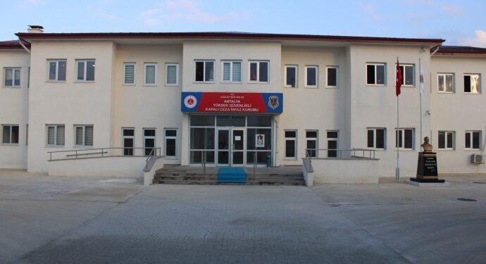 Tutuklular mahkemeye götürülürken darp edildi