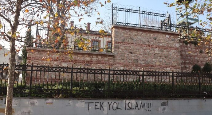Kilise duvarına ‘Tek yol İslam’ yazıldı
